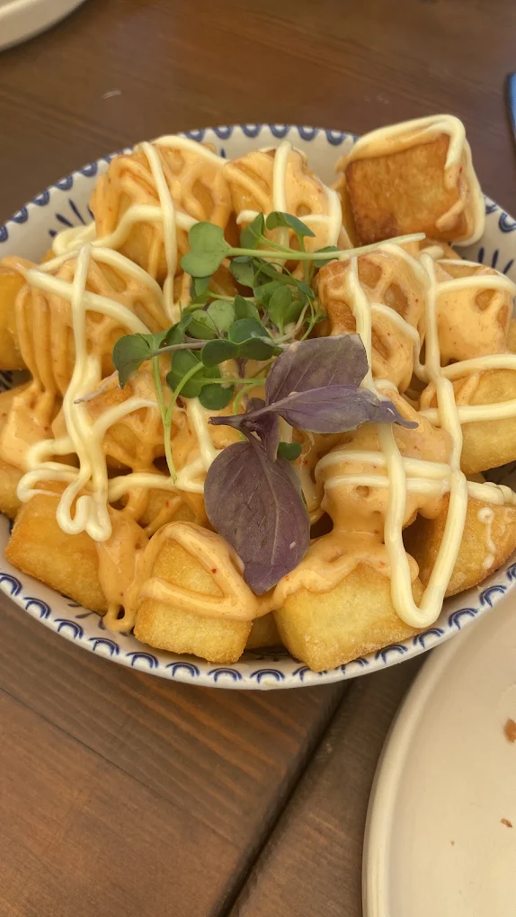 Patatas bravas con alioli y salsa brava