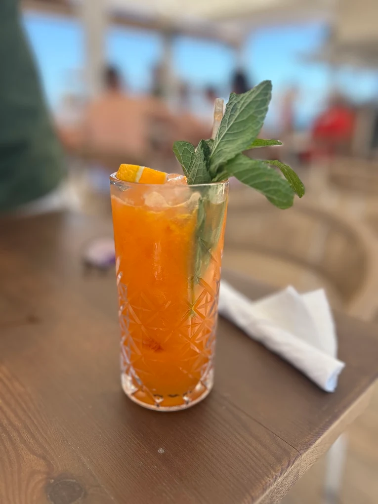 Cóctel Devil's Mule de Solo Beach con hierbabuena
