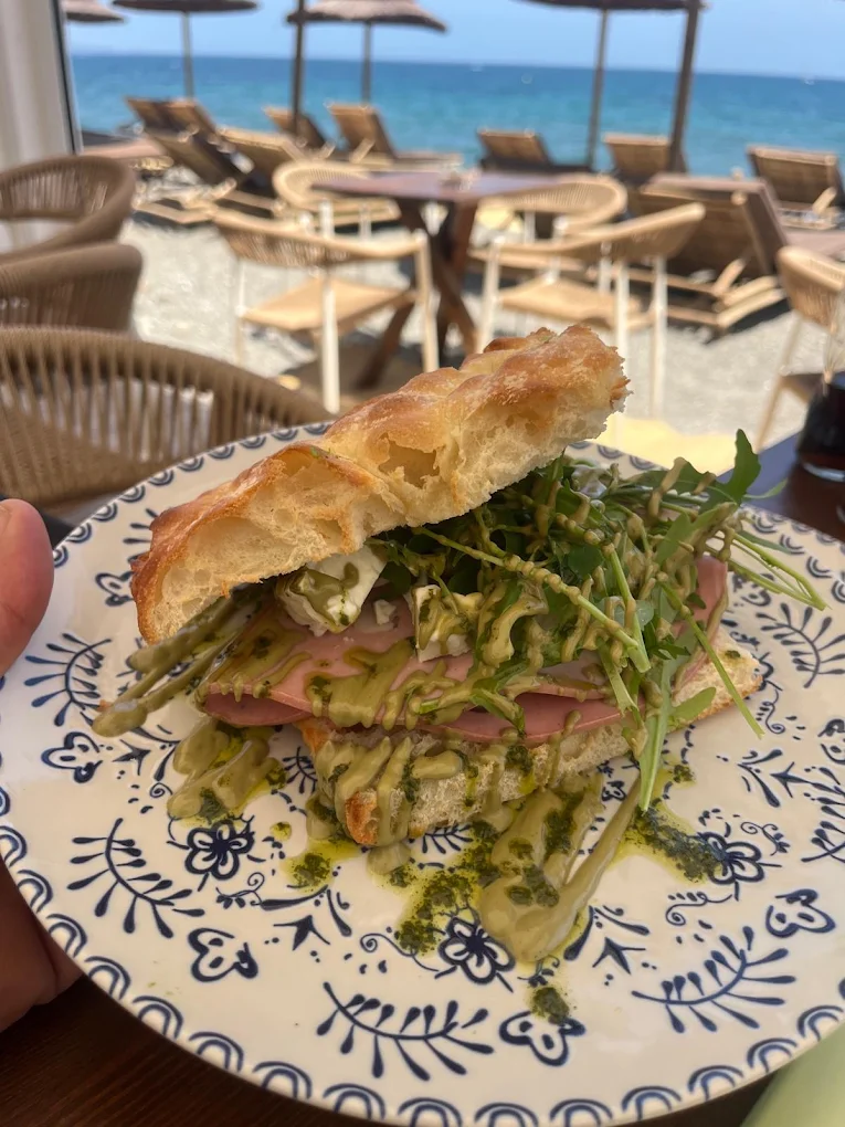 Focaccia Solo Beach con mortadela, burrata, rúcula, pesto y pistacho