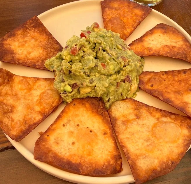 Guacamole con totopos caseros en plato de Solo Beach