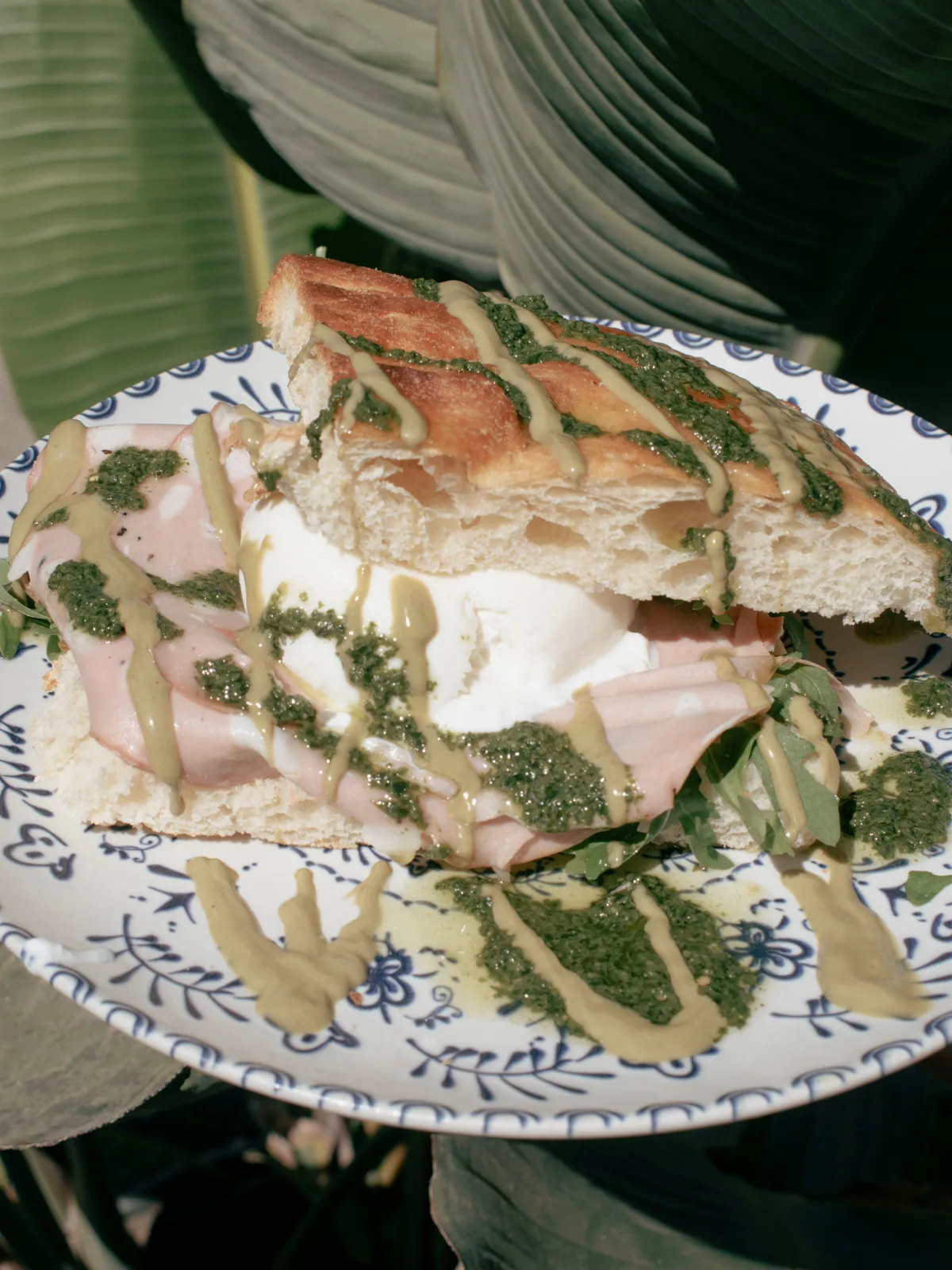 Focaccia Solo Beach con mortadela, burrata, rúcula, pesto y pistacho