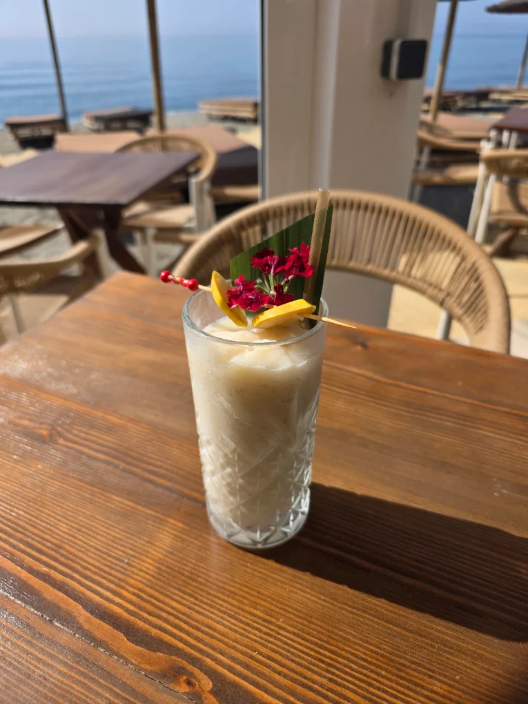 Piña Colada frozen con flor comestible