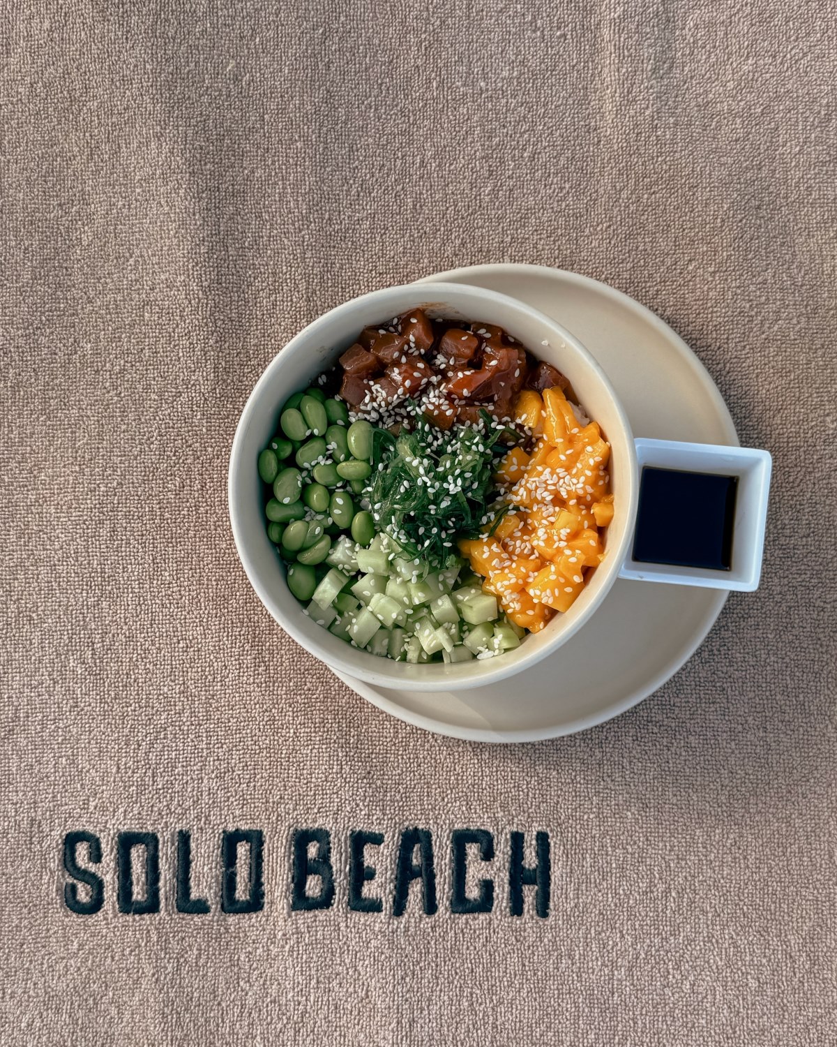 Poke bowl Solo Beach con atún marinado, edamame, mango, pepino, alga wakame y sésamo